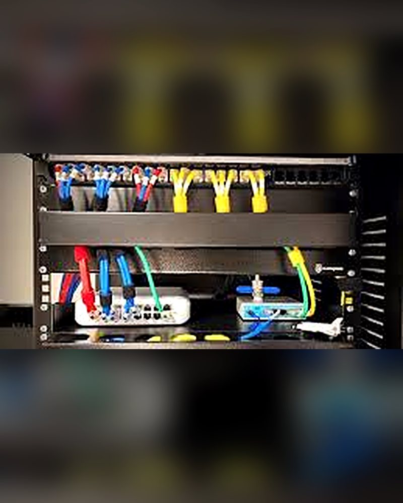 Rack de rede com switches e cabos organizados